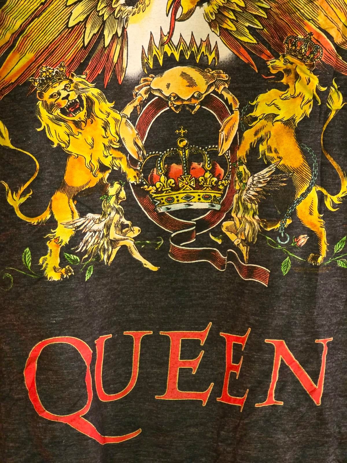 Queen Band T-shirt with Crest Graphic Black Medium