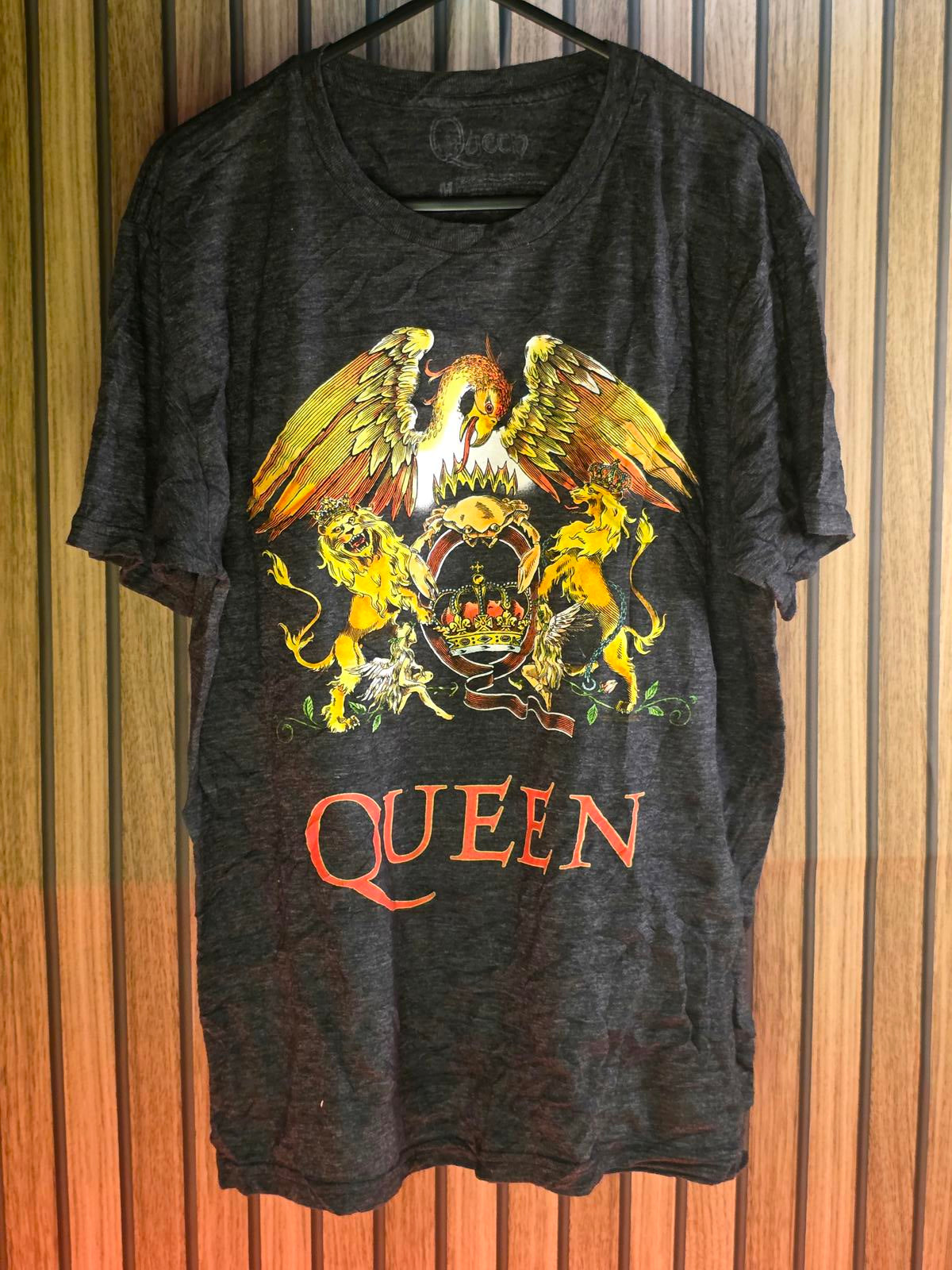 Queen Band T-shirt with Crest Graphic Black Medium