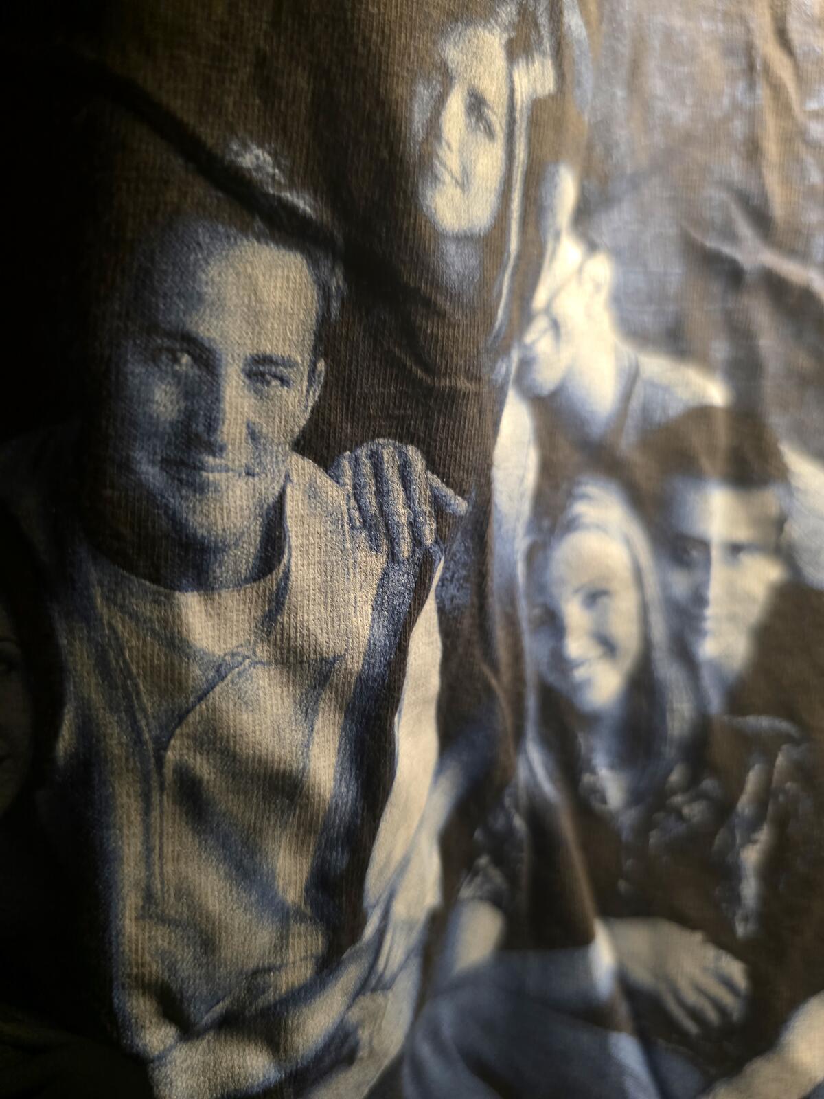 Old Navy Friends TV Show Graphic T-Shirt Black Small