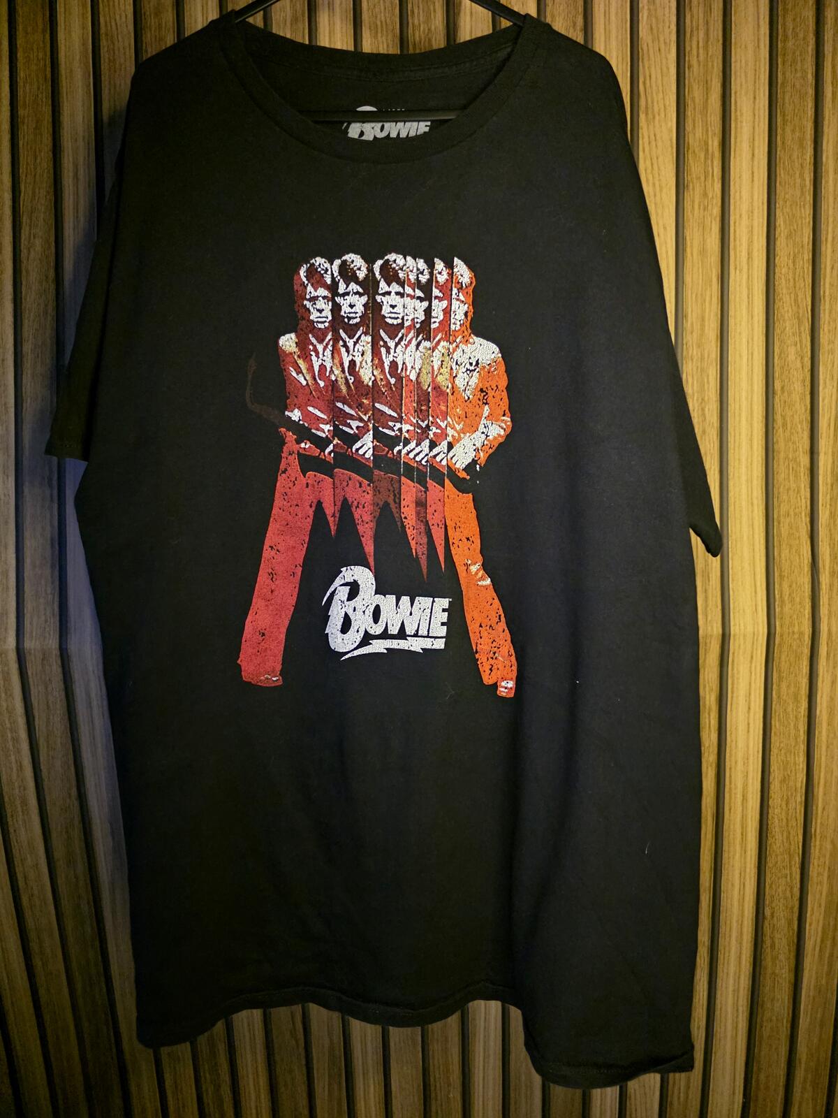 Bowie Graphic T-shirt Red and Black Large
