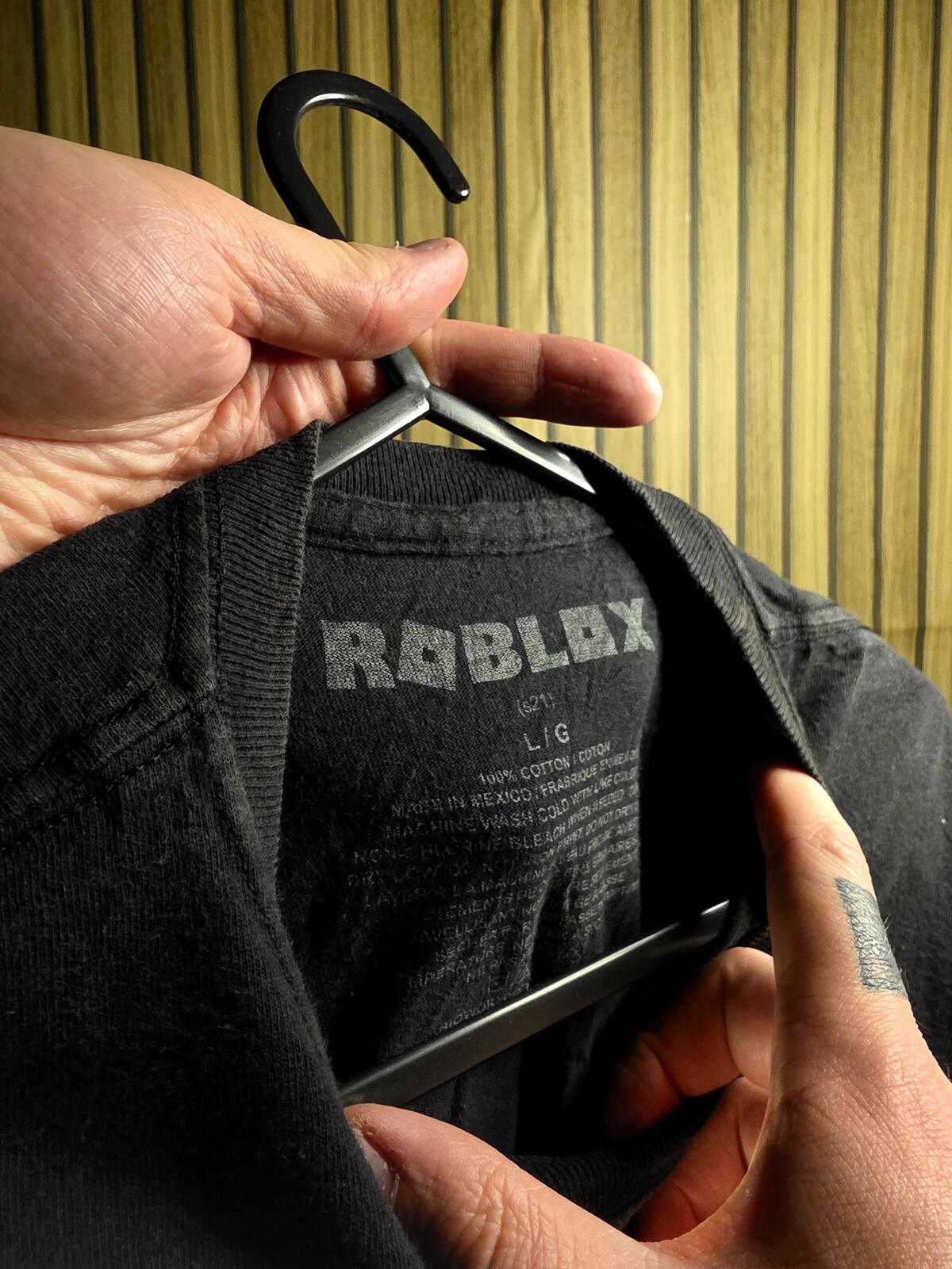 Roblox Black Graphic T-Shirt with Futuristic Characters Print Size L