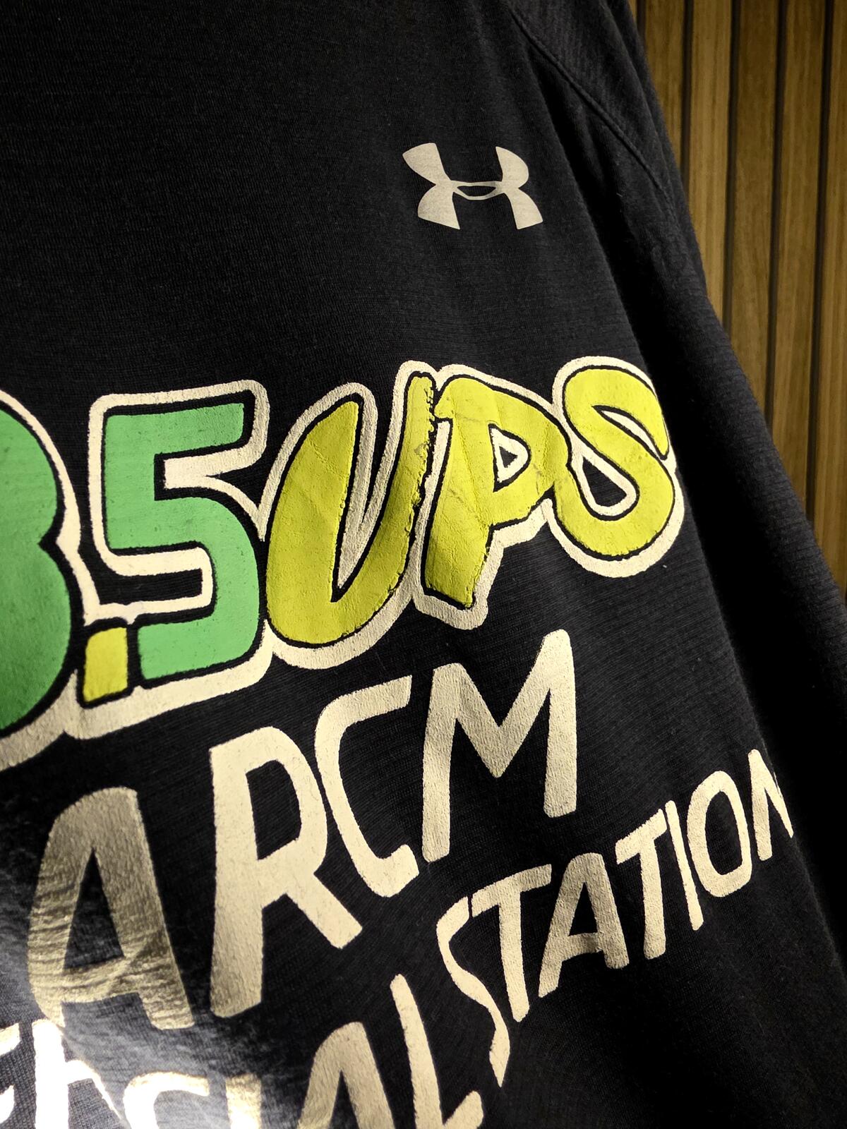 Under Armour Men's HeatGear ARCM Official Station Graphic T-Shirt Black Medium