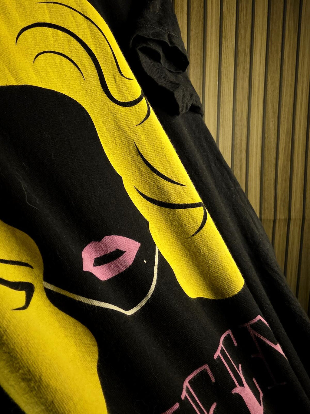 Dolly Parton The Queen Black T-shirt Yellow Pink Small