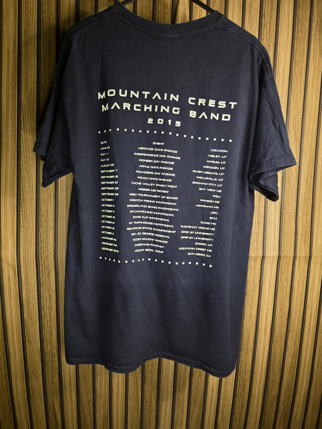Gildan Assimilation Mountain Crest 90s Band Graphic T-shirt Black Medium