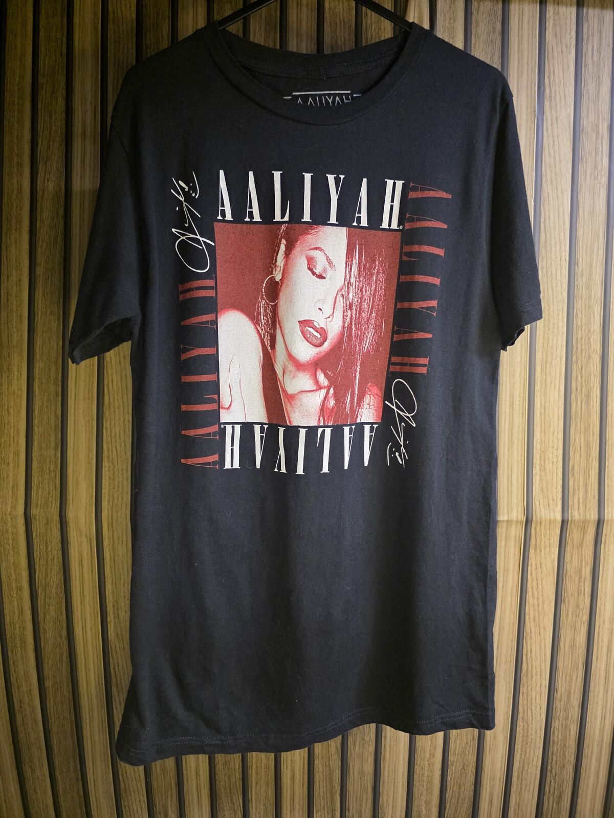 Aaliyah Graphic T Shirt Red Print Black Size S