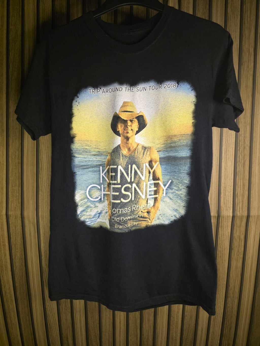 Kenny Chesney Trip Around the Sun Tour 2018 Graphic T-Shirt Small