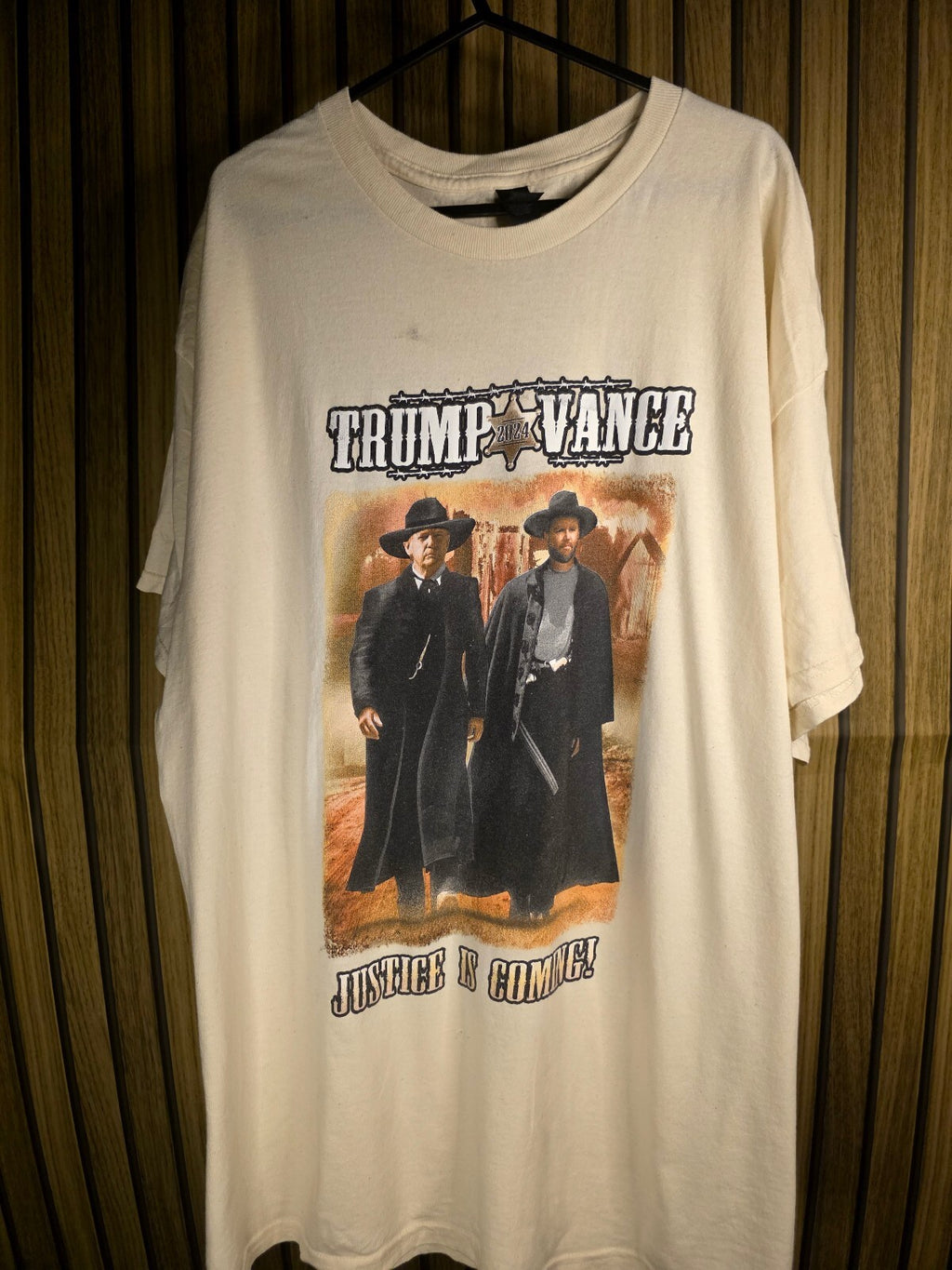 Gildan Men's T-shirt Trump Vance Justice Is Coming Graphic Cream XL BS2438