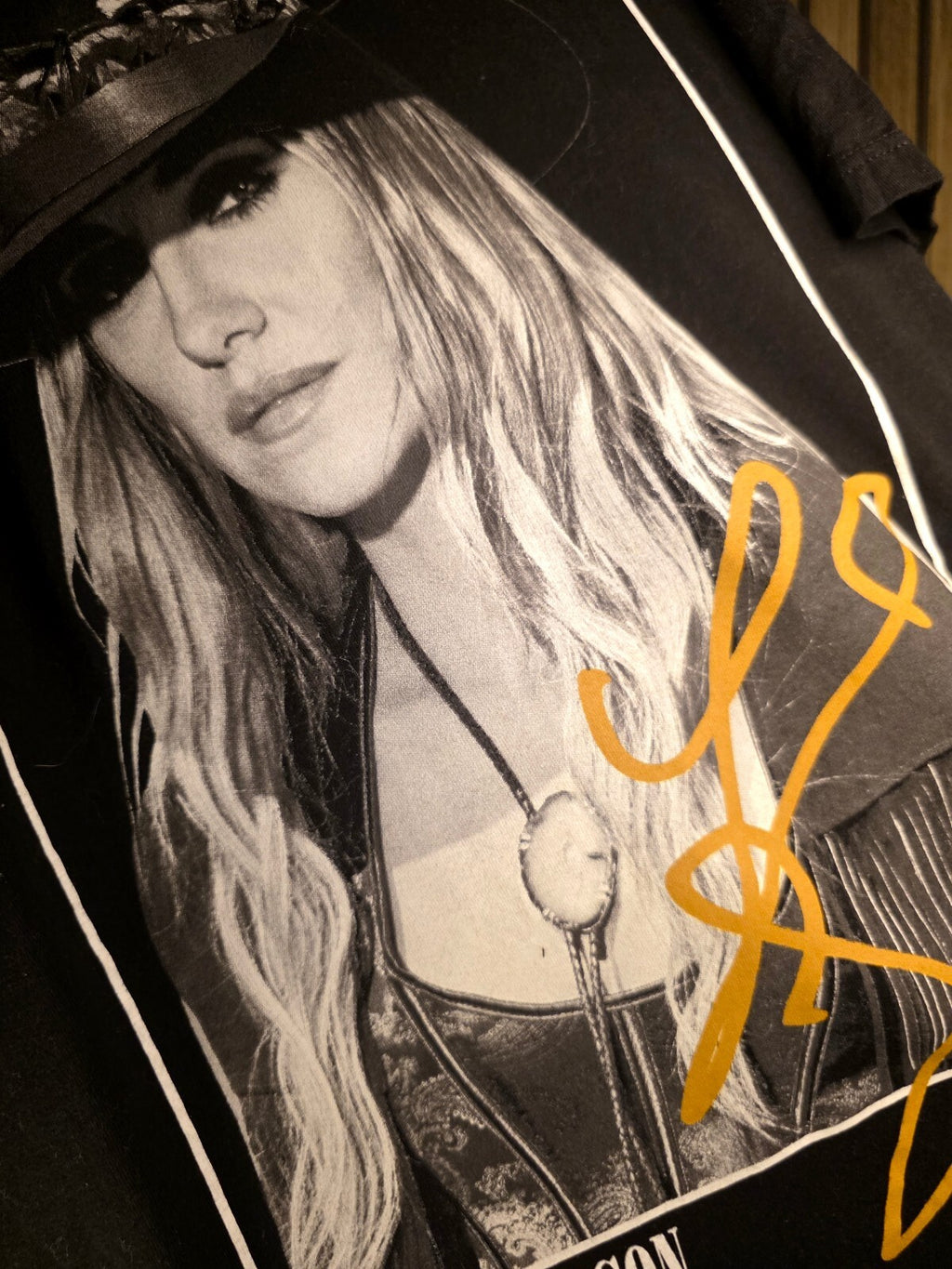 Lainey Wilson Black Graphic T-Shirt Yellow Signature Large 42/44 BS2445