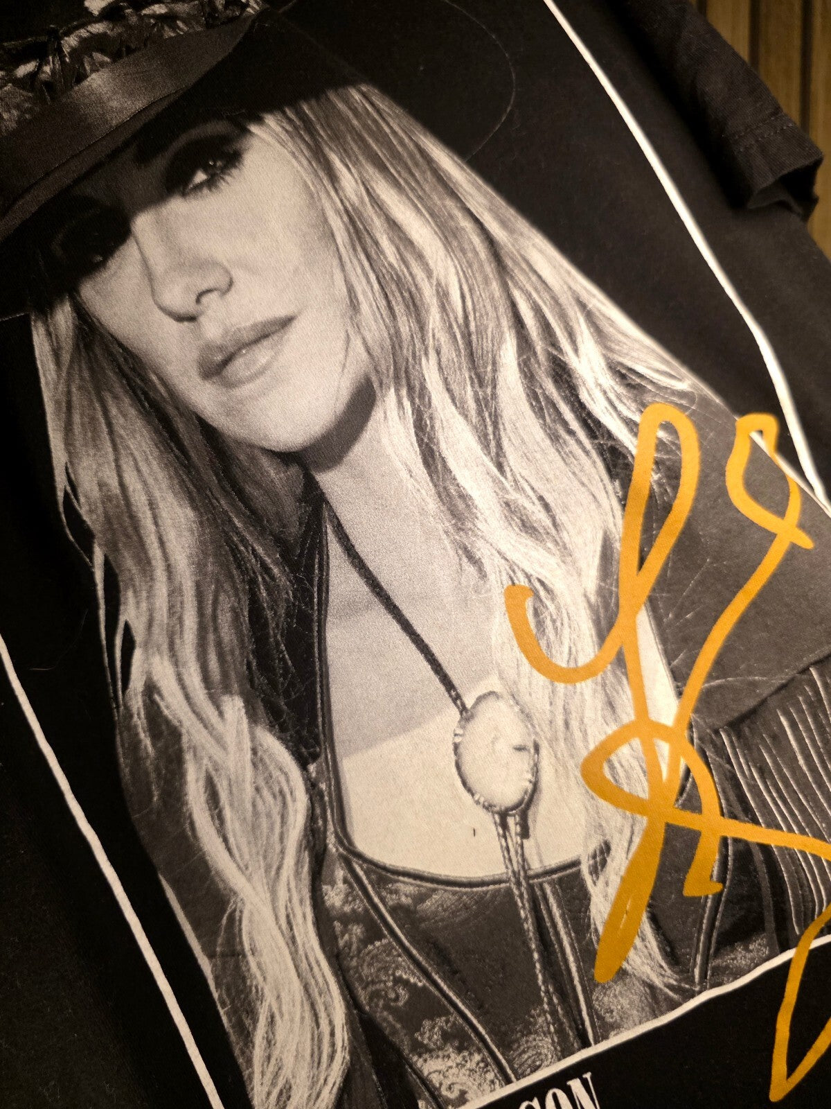 Lainey Wilson Black Graphic T-Shirt Yellow Signature Large 42/44 BS2445