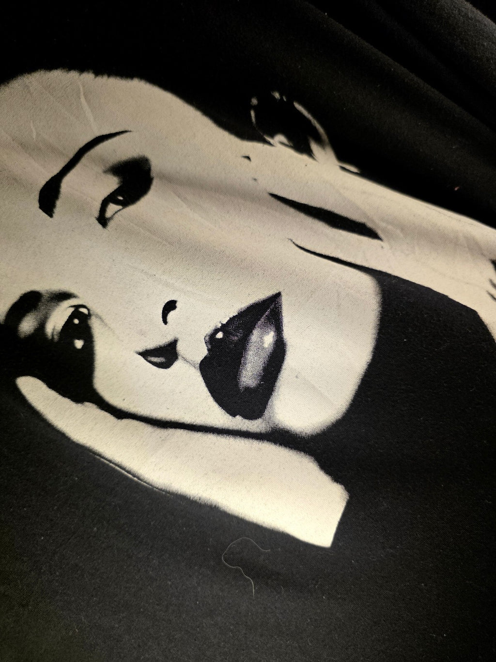 Selena Graphic Long Sleeve Black T-Shirt with Red Roses Size Large