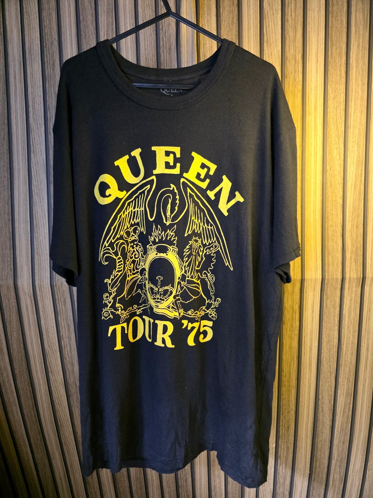 Queen Tour '75 Graphic T-Shirt Black Yellow XL