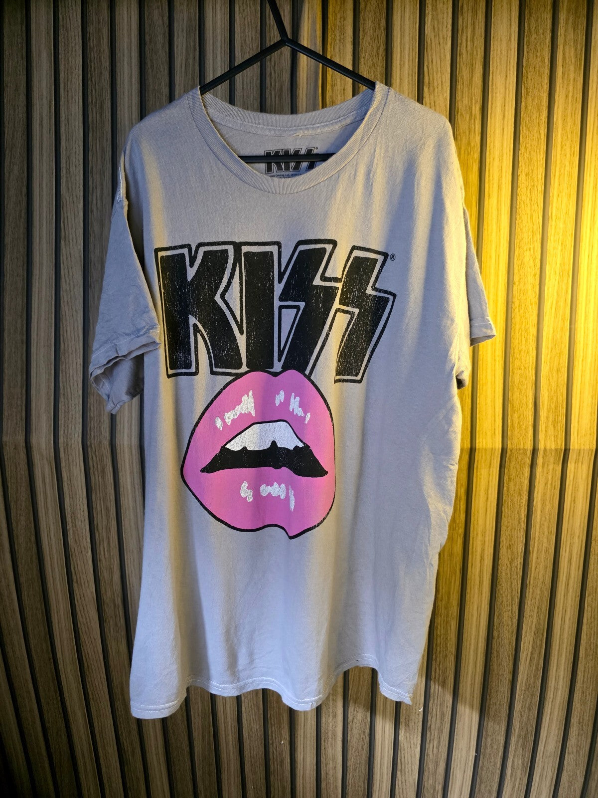 KISS Band Graphic T-shirt Pink Lips Print White Medium