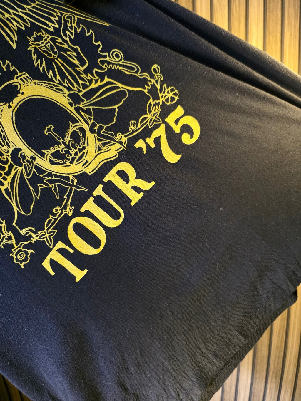 Queen Tour '75 Graphic T-Shirt Black Yellow XL